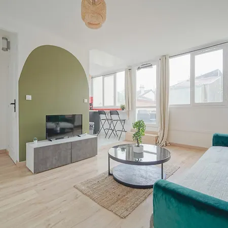 아파트 Complete 1br With Balcony Only 5 Min. On Foot To Metro By Doorman *