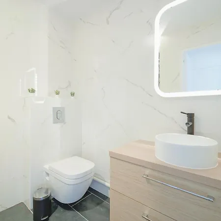 아파트 Complete 1br With Balcony Only 5 Min. On Foot To Metro By Doorman *