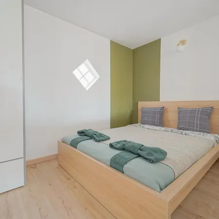 아파트 Complete 1br With Balcony Only 5 Min. On Foot To Metro By Doorman *