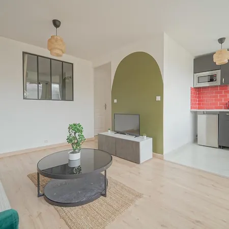 아파트 Complete 1br With Balcony Only 5 Min. On Foot To Metro By Doorman